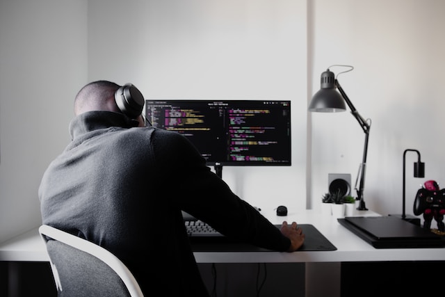 Desenvolvedor programando uma rede neural