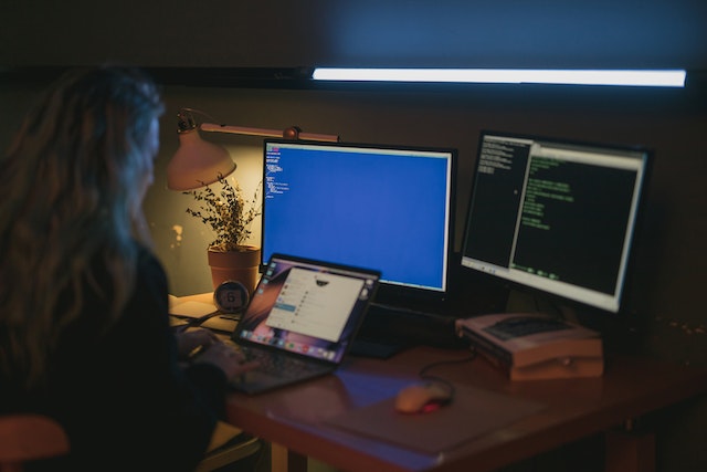 mulher estudando computação quântica