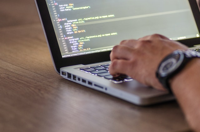 pessoa desenvolvendo uma arquitetura de software