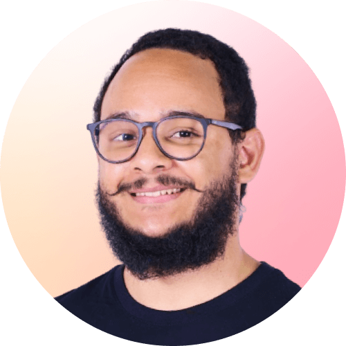 Circle-shaped professional headshot photo of Breno Oliveira smiling in a pink background