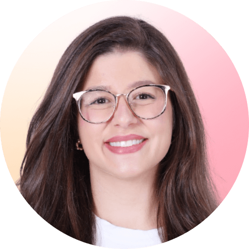 Circle-shaped professional headshot photo of Tayane Gutierrez smiling in a pink background